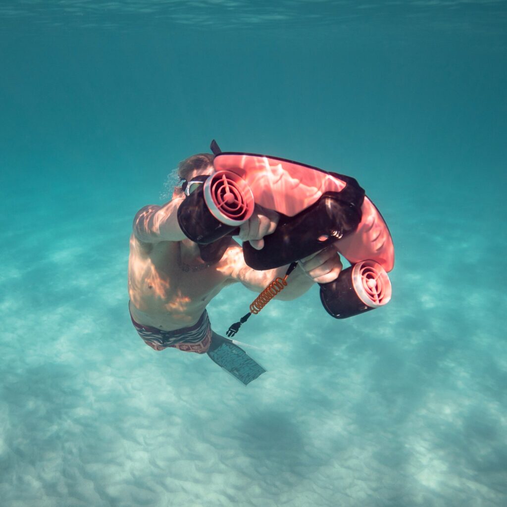 Diver using a SUBLUE Navbow underwater scooter